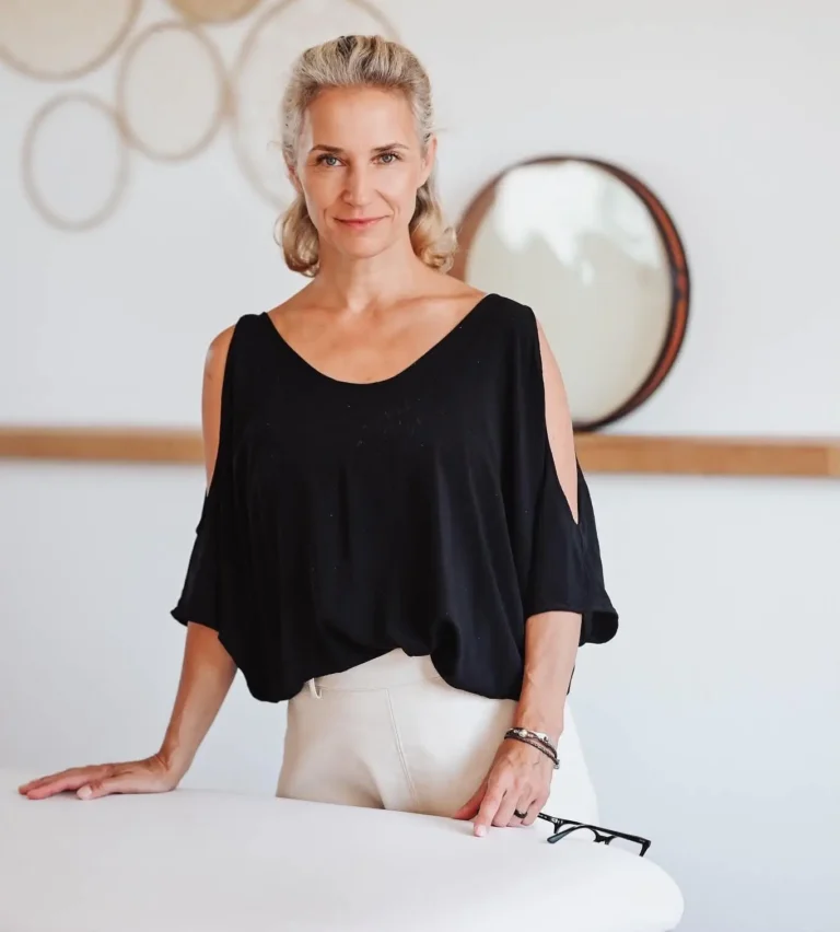 Karolína Molinari, fotografie u lehátka ve studiu